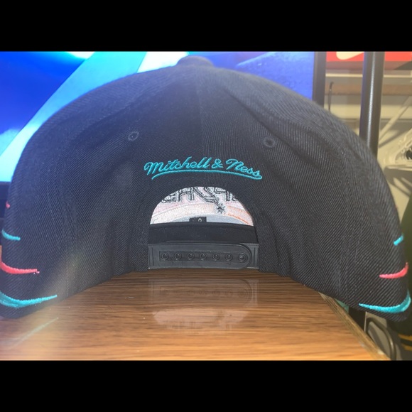 Bulls hat - Picture 2 of 2